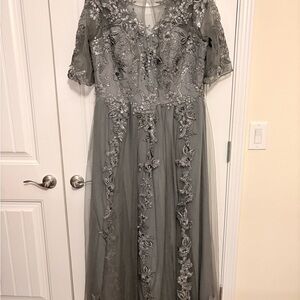 Elegant Gray Lace Appliqué Evening Dress